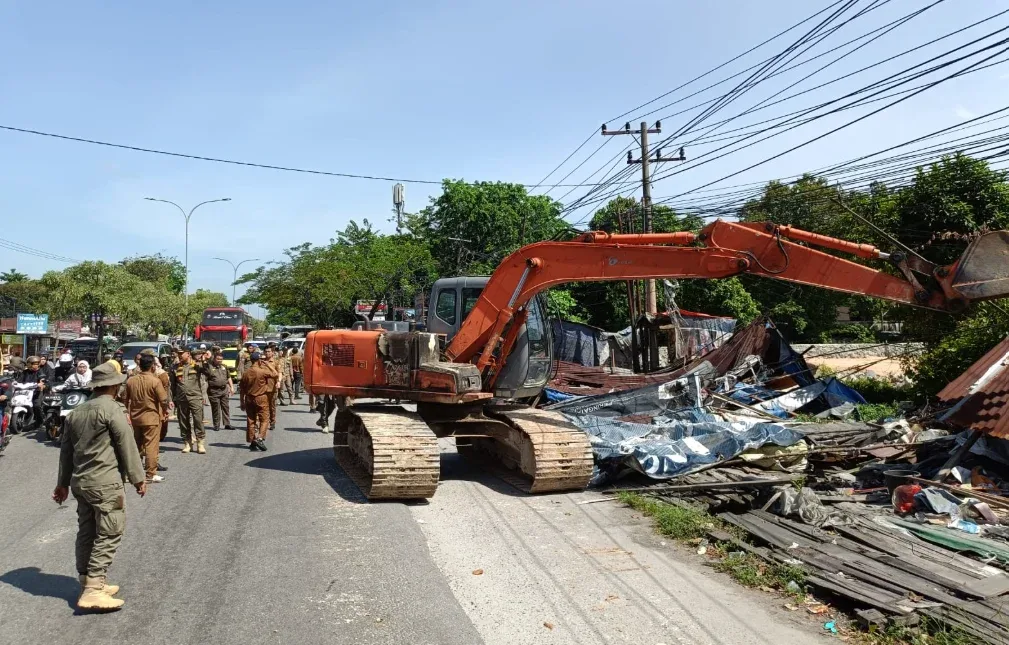 Satpol PP Pekanbaru Bongkar Lebih dari 90 Lapak PKL di Jalan HR Subrantas