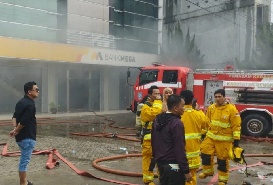 Gedung Bank Mega Duri Terbakar, Polisi Selidiki Penyebab Kebakaran