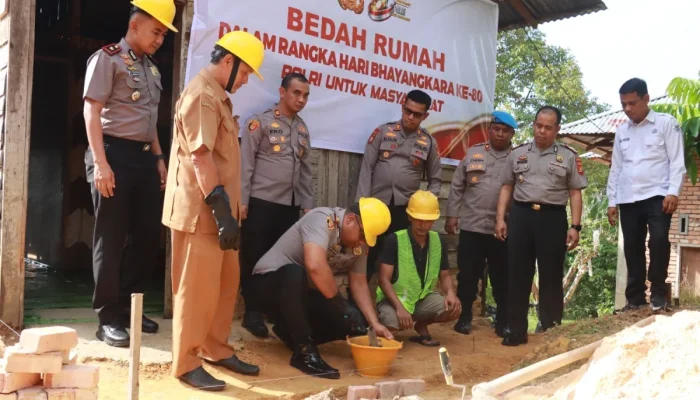 Polres Kampar Bedah Rumah Warga Bukit Permai, Tandai Hari Bhayangkara ke-80