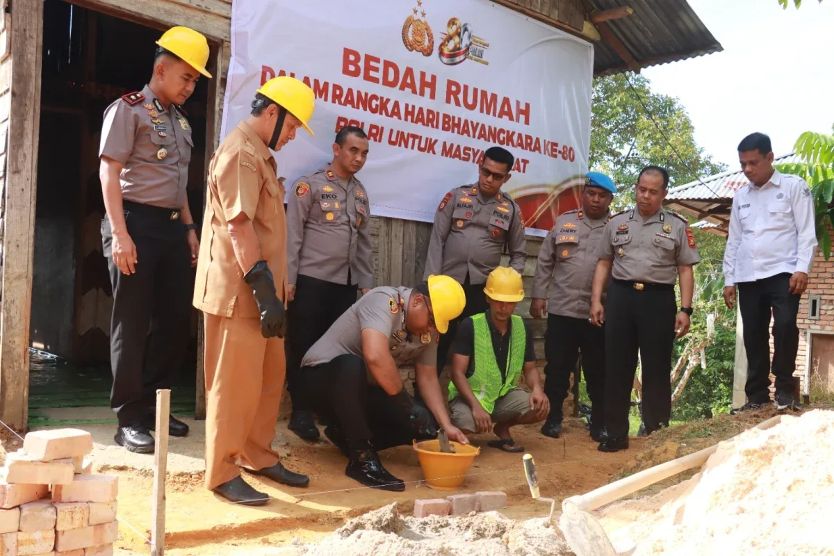 Bedah Rumah Polres Kampar untuk Warga Bukit Permai Dimulai