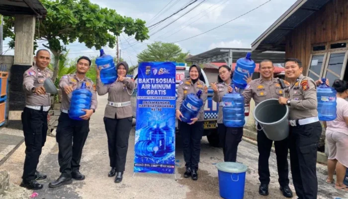 Sambut HUT Bhayangkara ke-80, Satlantas Polres Bengkalis Salurkan 100 Galon Air Bersih ke Warga Pesisir