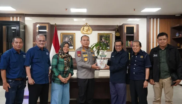 Kapolda Riau Terima JMSI Riau Award 2026, Dinilai Sukses Jalankan Green Policing