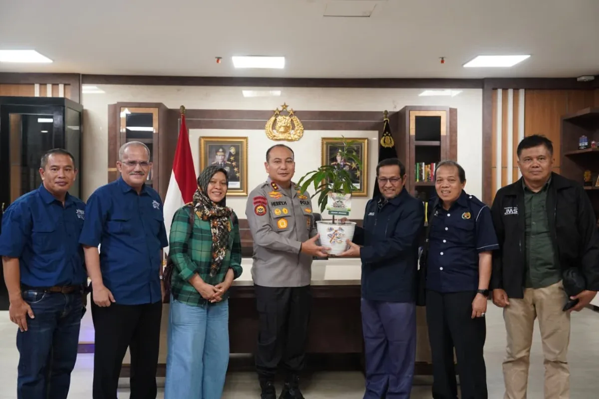Kapolda Riau Terima JMSI Riau Award 2026
