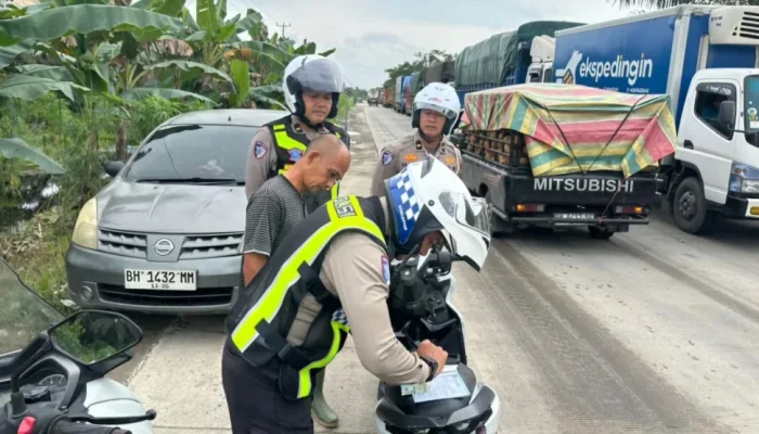 Pengendara Terobos Antrean, Kemacetan Parah di Lintas Timur Pelalawan Berujung Tilang
