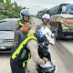 Pengendara Terobos Antrean, Kemacetan Parah di Lintas Timur Pelalawan Berujung Tilang