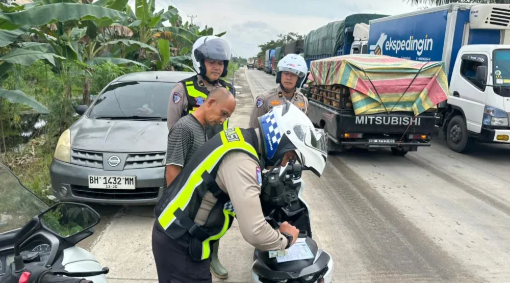Kemacetan Lintas Timur Pelalawan, Polisi Tilang Pengendara Nakal