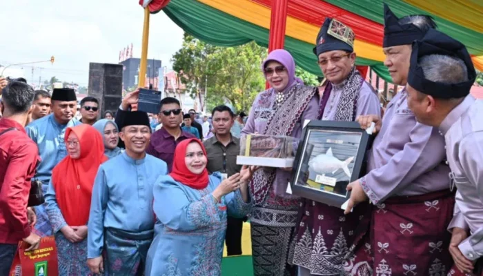 Kafilah Bengkalis Curi Perhatian di Pawai Ta’aruf MTQ Riau, 1.212 Peserta Tampil Atraktif