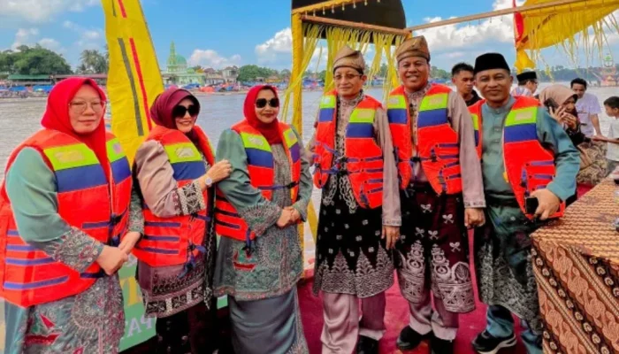 Perahu Begandong Bengkalis Jadi Magnet Pawai Perahu Hias MTQ Riau di Kuansing