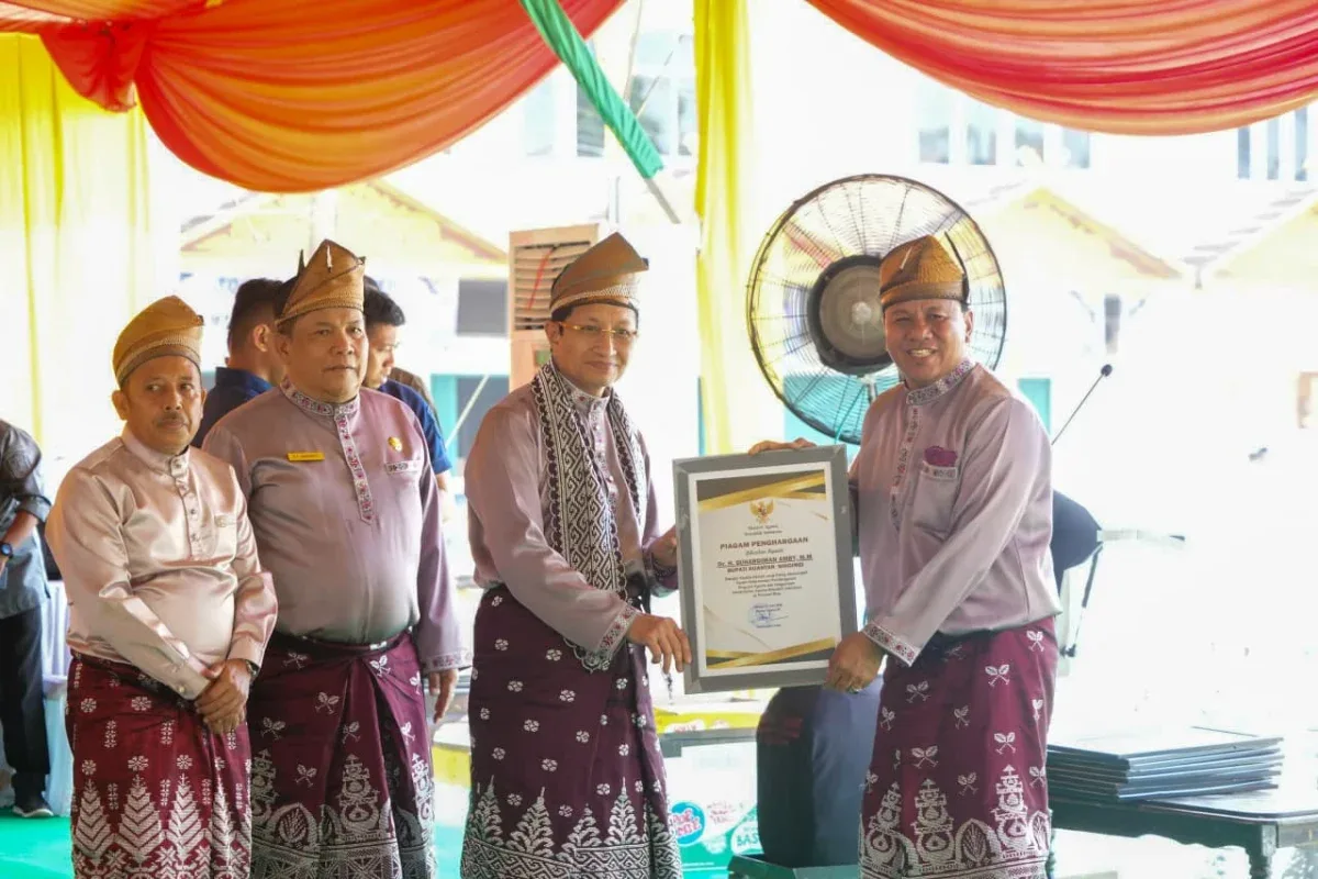 Bupati Kuansing Raih Dua Penghargaan Menteri Agama