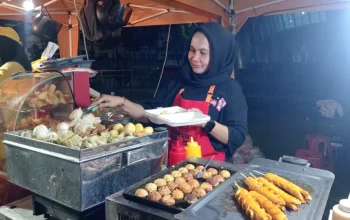 Di Antara Mendung dan Asap Siomai, Jajanan KAIS Menjaga Mimpi dari Satu Bazar ke Bazar Lain