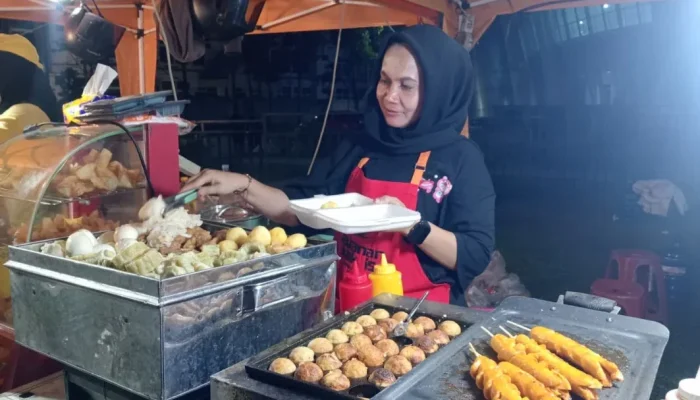 Di Antara Mendung dan Asap Siomai, Jajanan KAIS Menjaga Mimpi dari Satu Bazar ke Bazar Lain
