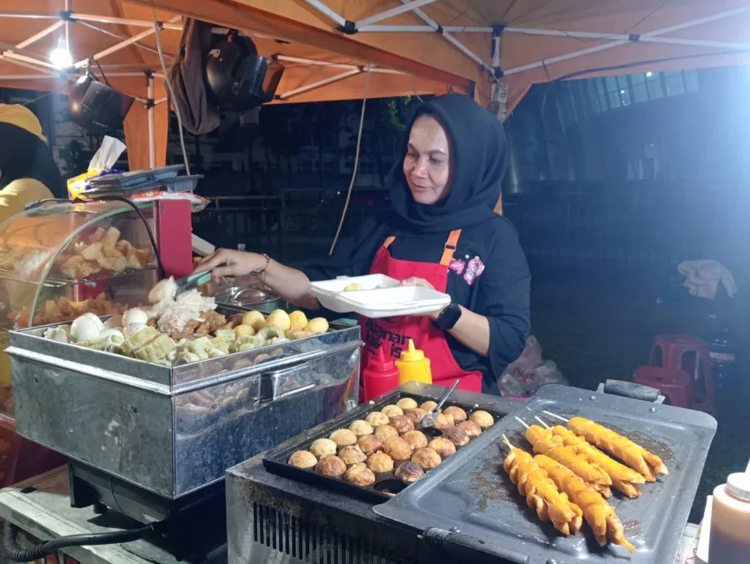 Di Antara Mendung dan Asap Siomai