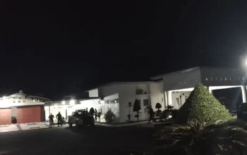 Aktivitas OTT KPK di Kuansing masih berlangsung malam ini. Tim KPK disebut masih di Rumah Dinas Sekda dengan pengamanan Brimob bersenjata. Bupati dan sejumlah pejabat dikabarkan diperiksa.