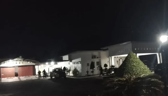Malam Ini Tim KPK Masih di Rumah Dinas Sekda Kuansing, Brimob Bersenjata Berjaga