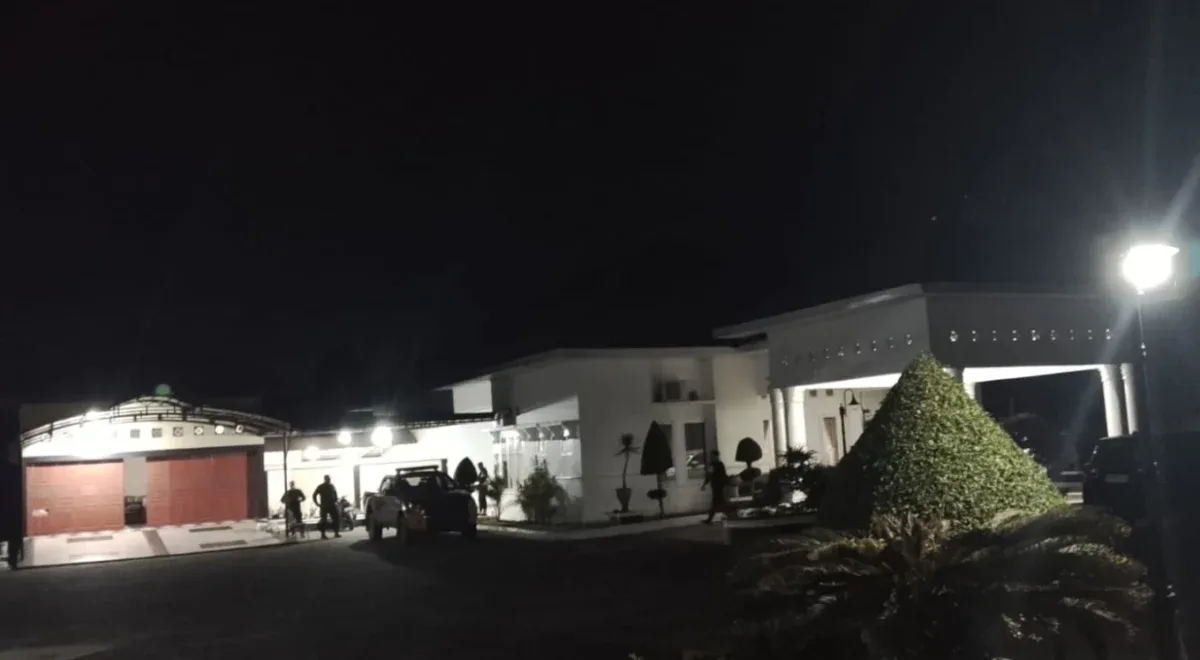 Aktivitas OTT KPK di Kuansing masih berlangsung malam ini. Tim KPK disebut masih di Rumah Dinas Sekda dengan pengamanan Brimob bersenjata. Bupati dan sejumlah pejabat dikabarkan diperiksa.