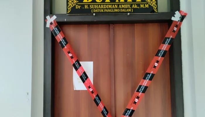 KPK Segel Enam Ruangan di Kantor Bupati Kuansing, Suhardiman Amby Masih Misterius