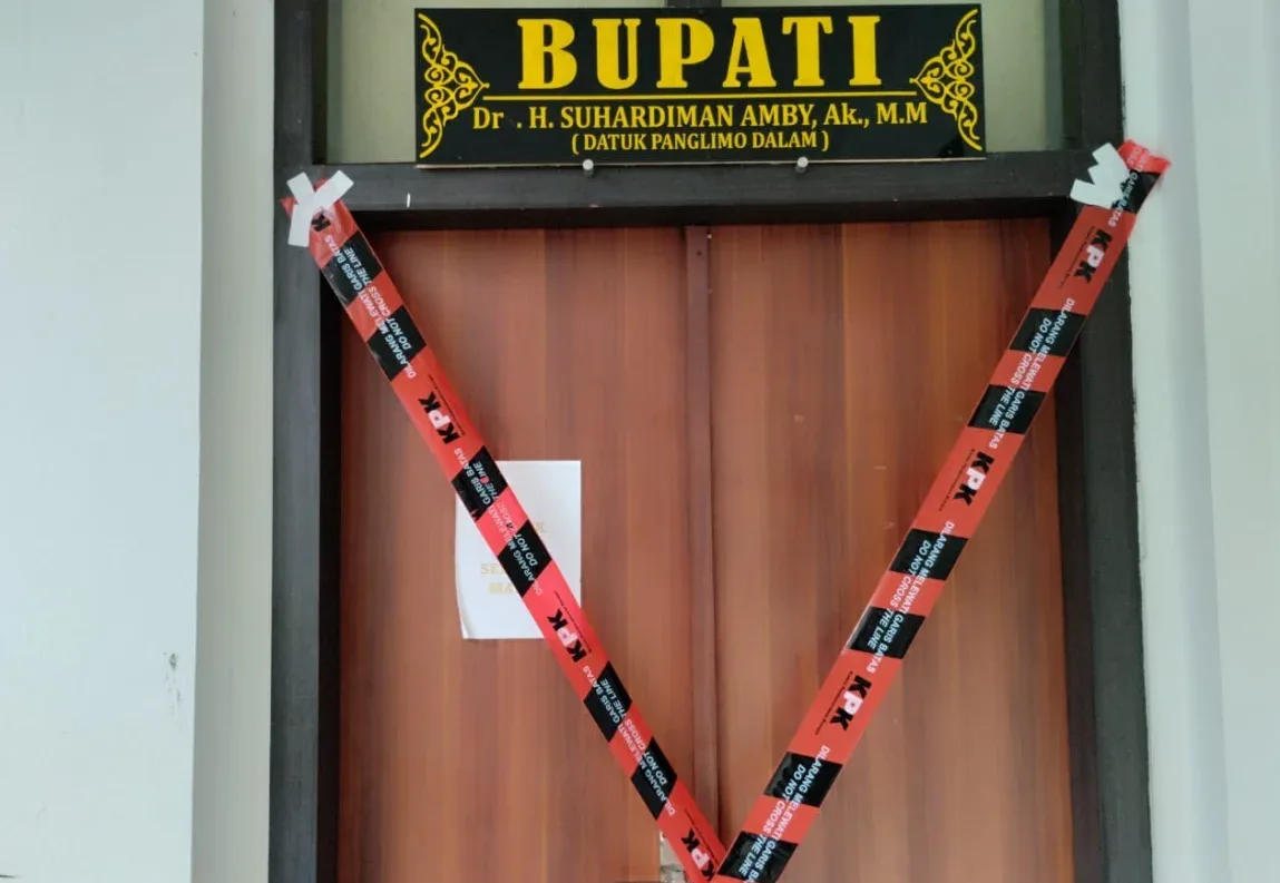 KPK Segel Enam Ruangan di Kantor Bupati Kuansing