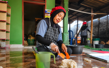 Di Balik Gurihnya Rengginang Bunda Reog