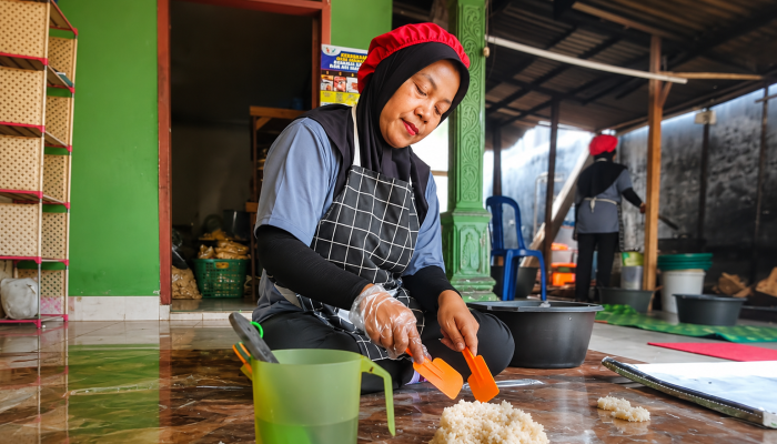 Di Balik Gurihnya Rengginang Bunda Reog, Ada Keteguhan Para Perempuan yang Tak Pernah Menyerah