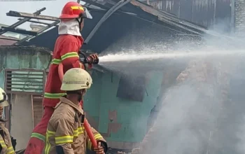 Kebakaran Hanguskan 11 Rumah Kontrakan di Jalan Agus Salim Pekanbaru