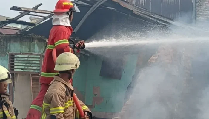 Kebakaran Hanguskan 11 Rumah Kontrakan di Jalan Agus Salim Pekanbaru