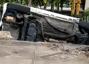 Honda Brio Tabrak Pagar Taman Budaya Riau di Pekanbaru
