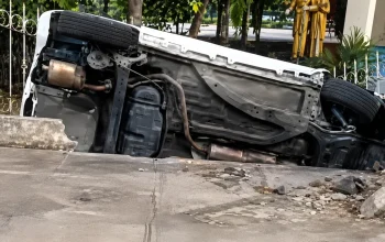 Honda Brio Tabrak Pagar Taman Budaya Riau di Pekanbaru