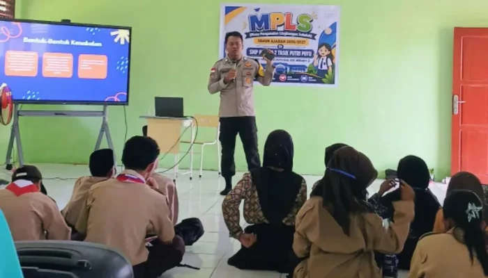 Bhabinkamtibmas Kudap Tanamkan Karakter Siswa Melalui Anti Bullying dan Green Policing