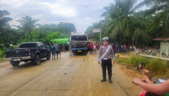 Gagal Menanjak di Jalinsum Pinggir, Truk Tangki CPO Libatkan Empat Fuso
