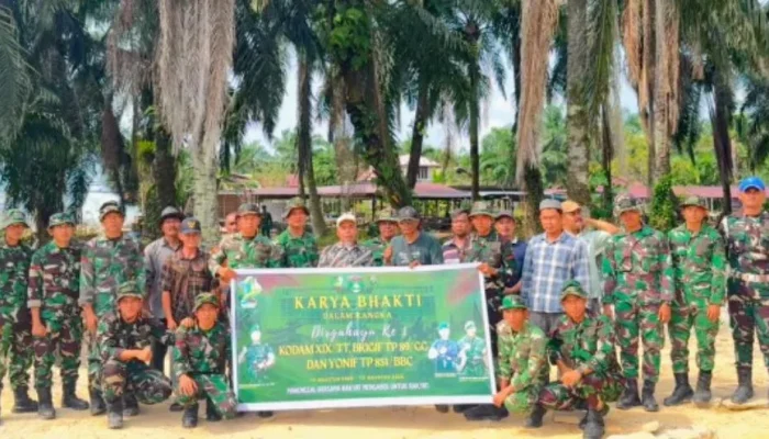 Karya Bakti Yonif TP 851/BBC Hidupkan Semangat Gotong Royong di Pasar Mengkapan