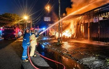 Kebakaran Hanguskan Lima Kios di Jalan Belimbing Pekanbaru