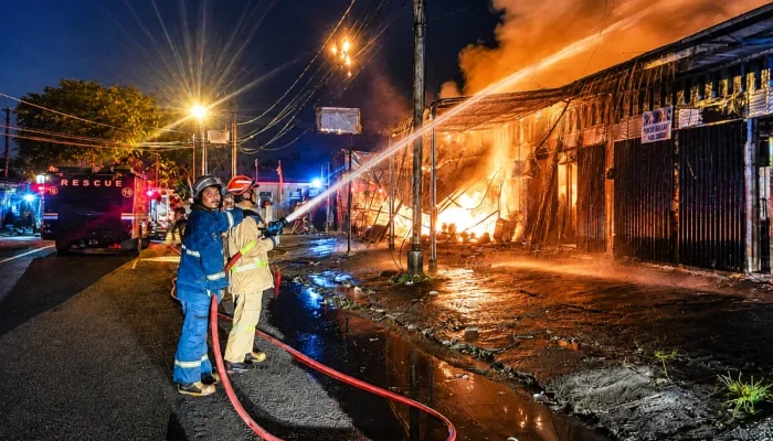 Kebakaran Hanguskan Lima Kios di Jalan Belimbing Pekanbaru, Delapan Mobil Damkar Dikerahkan