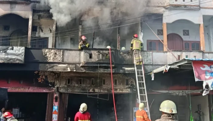 Kebakaran Ruko Pekanbaru, Delapan Mobil Damkar Berjibaku Empat Jam Padamkan Api