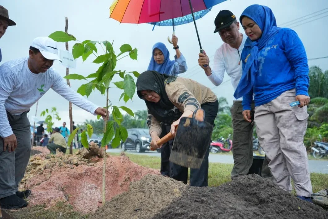 Penghijauan Siak, Afni Ajak Warga Rawat 5.050 Pohon