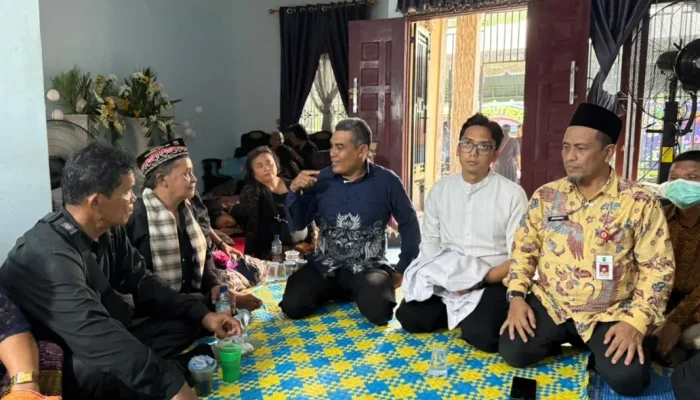 Plt Gubri Utus Kadiskes Takziah ke Rumah Duka dr Alex Cristo Loris, Keluarga Diberi Dukungan