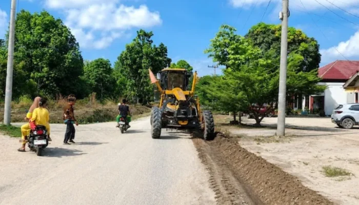 RAPP Bantu Perbaiki Jalan di Segati dan Langgam, Mobilitas Warga Pelalawan Makin Lancar