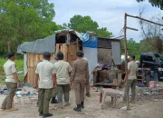 Satpol PP Tertibkan 70 Lapak PKL di Stadion Utama Riau