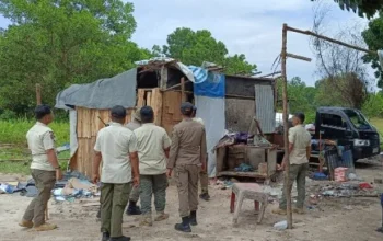 Satpol PP Tertibkan 70 Lapak PKL di Stadion Utama Riau