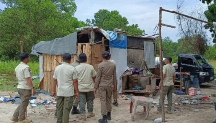 Satpol PP Tertibkan 70 Lapak PKL di Stadion Utama Riau, Kawasan Ditata Lebih Rapi