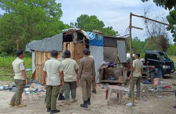 Satpol PP Tertibkan 70 Lapak PKL di Stadion Utama Riau