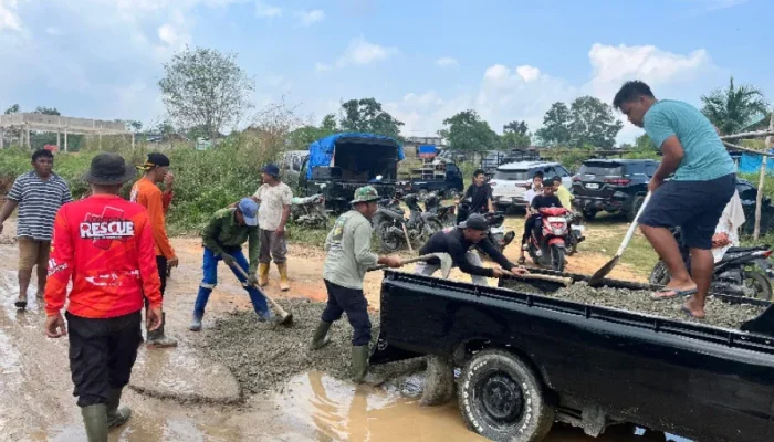 Viral Tak Kunjung Diperbaiki, Warga Koto Mesjid Swadaya Tambal Jalan Rusak Penghubung Riau-Sumbar