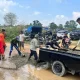 Warga Koto Mesjid Swadaya Perbaiki Jalan Rusak Viral