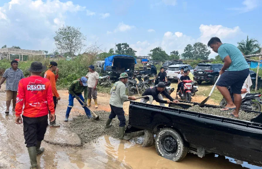 Warga Koto Mesjid Swadaya Perbaiki Jalan Rusak Viral