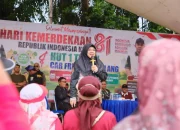 Bupati Siak Afni Zulkifli Turun Padamkan Karhutla Tasik Betung