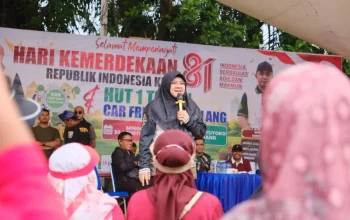 Terjang Gambut Cagar Biosfer Tasik Betung, Bupati Siak Afni Zulkifli Turun Padamkan Karhutla