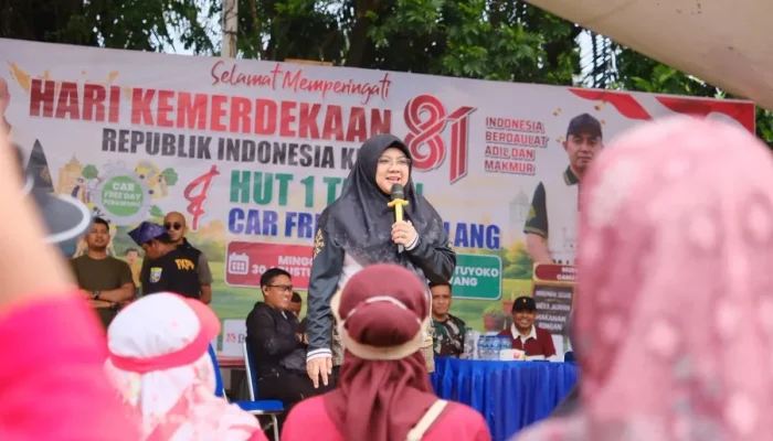 Terjang Gambut Cagar Biosfer Tasik Betung, Bupati Siak Afni Zulkifli Turun Padamkan Karhutla