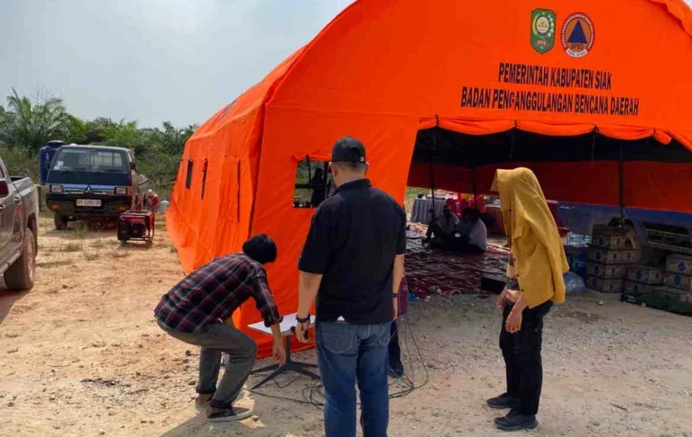 Diskominfo Siak Pasang Internet Satelit di Posko Karhutla Zamrud