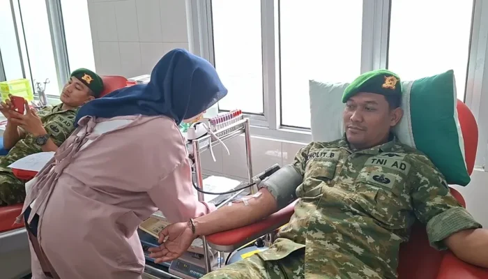 HUT ke-81 RI, Prajurit Yonif TP 444 Satria Setyonegoro Donor Darah untuk Warga