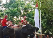 Bukan Manusia, Budi dan Valenti Jadi Pengerek Merah Putih di Kasang Kulim Zoo