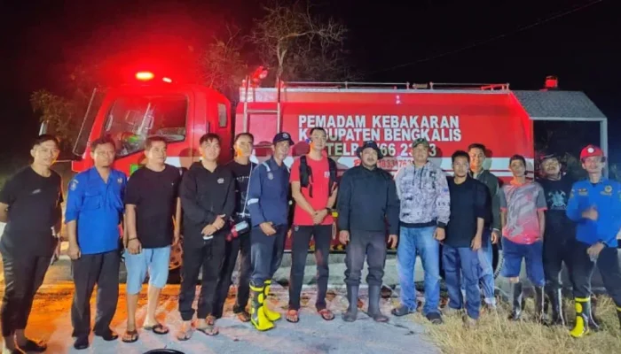 Kebakaran Lahan Gambut Senggoro, Damkar Bengkalis Terjunkan Satu Mobil Pemadam
